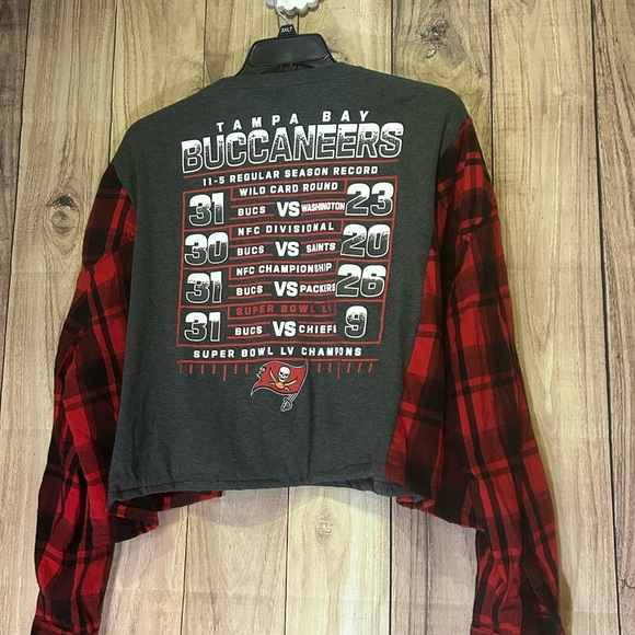NWT Upcycled Buccaneers Cropped Flannel Tee Size L-XL - Picture 3 of 6